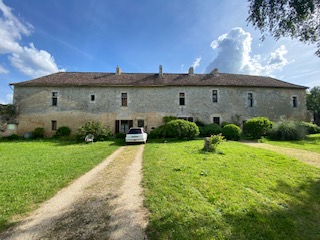 Façade du manoir et dépendances en pierre