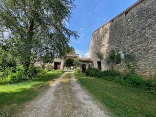 Allée et grange en pierre de La Maison Noble