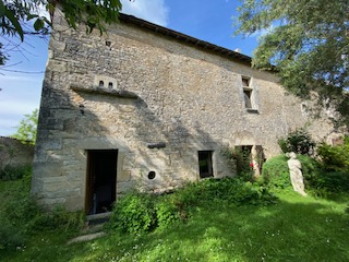 Façade en pierre du manoir avec ouvertures anciennes