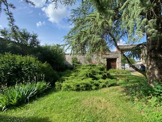 Cour intérieure et bâtiments anciens du domaine