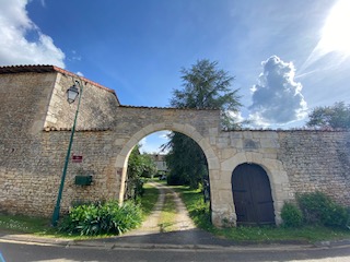 Pignon en pierre du manoir