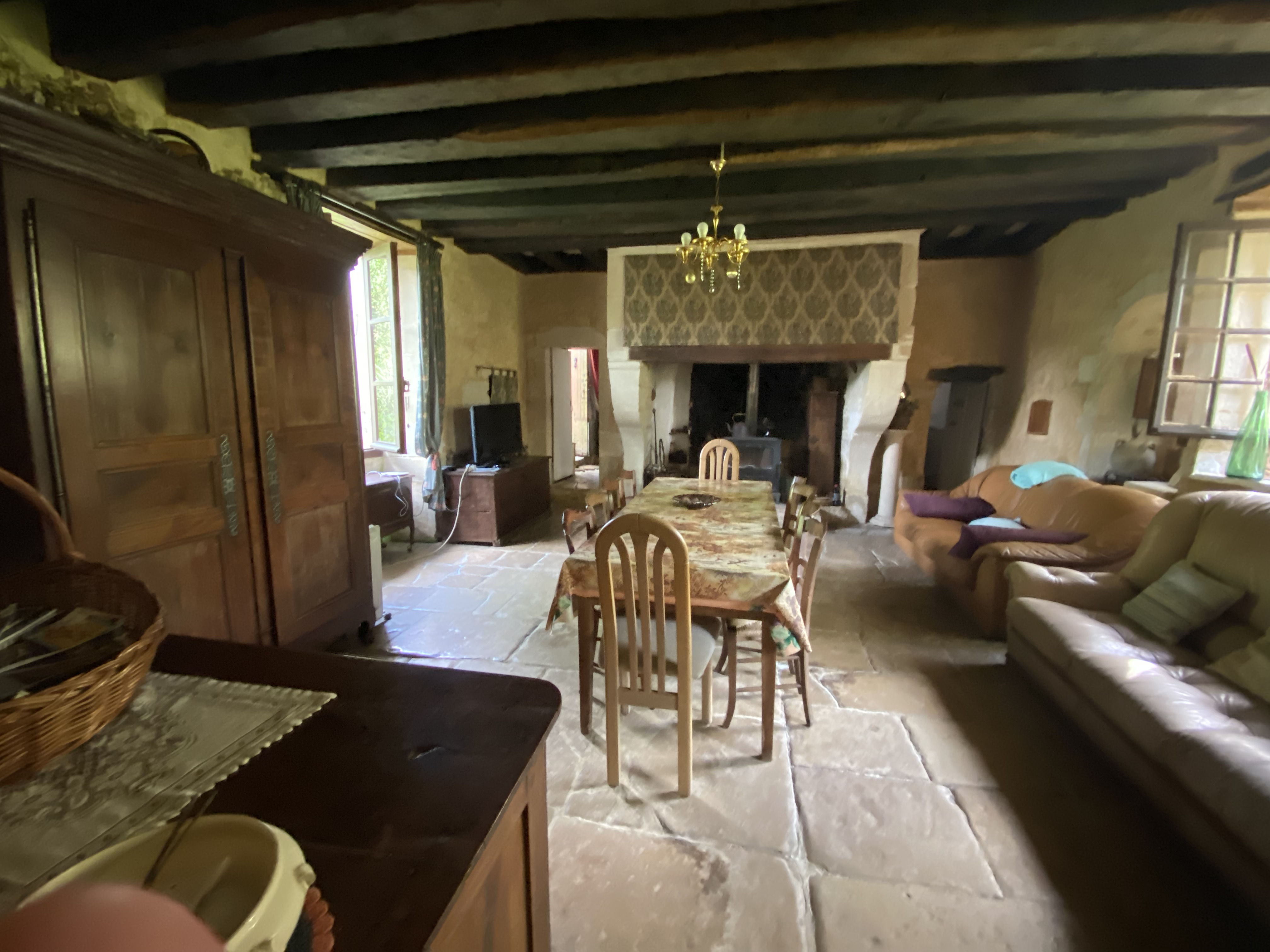 Salle à manger sous poutres anciennes