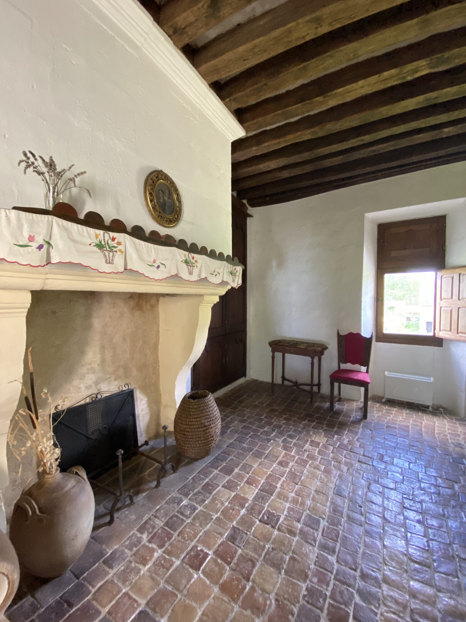 Chambre du notaire royal avec cheminée et sol en tomettes